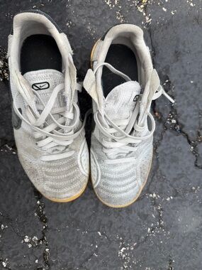 Nike Kids Light Gray Sneakers with Gum Outsole